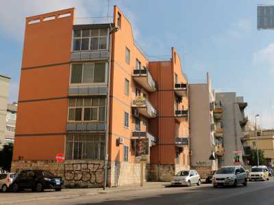 Bassi e colorati edifici di due massimo tre piani, inseriti in aree condominiali circondate da strette stradine, che sono ancora presenti e abitate